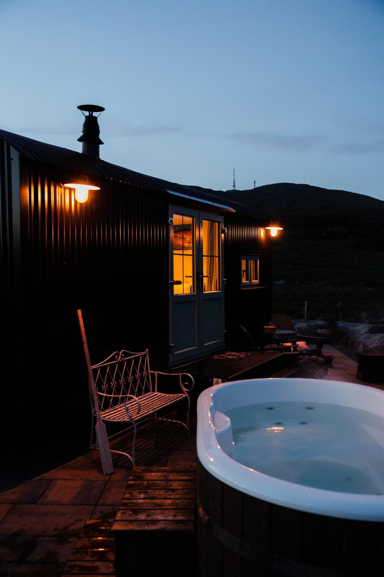 Black Hut At Slieve Croob Glamping Ballyward Luaran gambar
